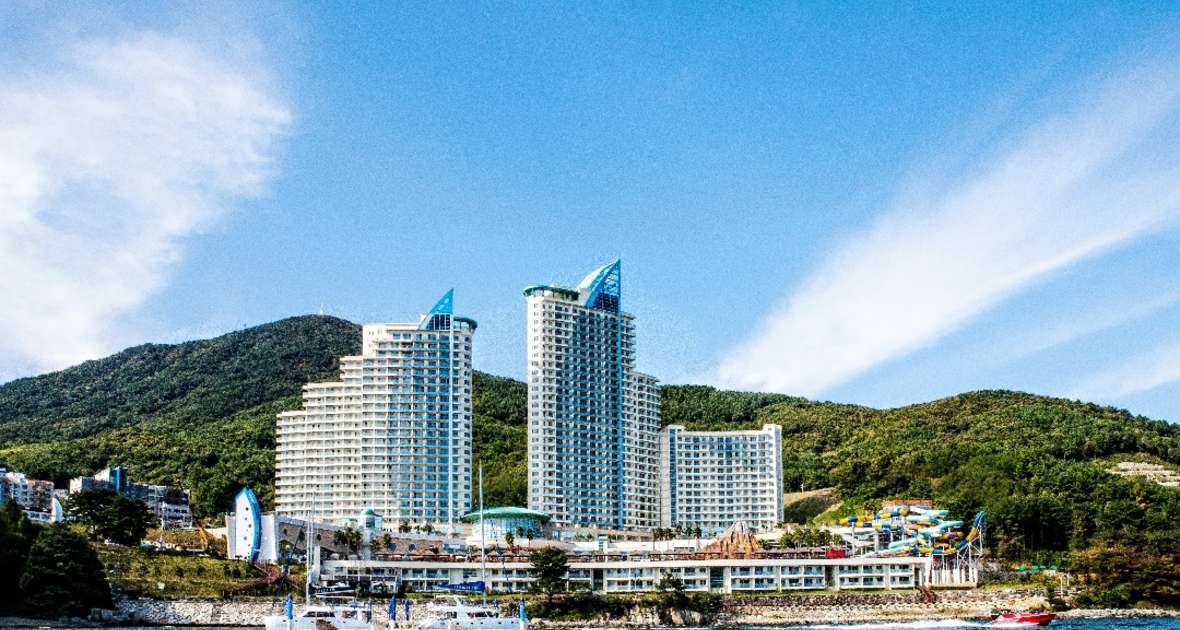 바다에서 바라본 소노캄 거제 외관