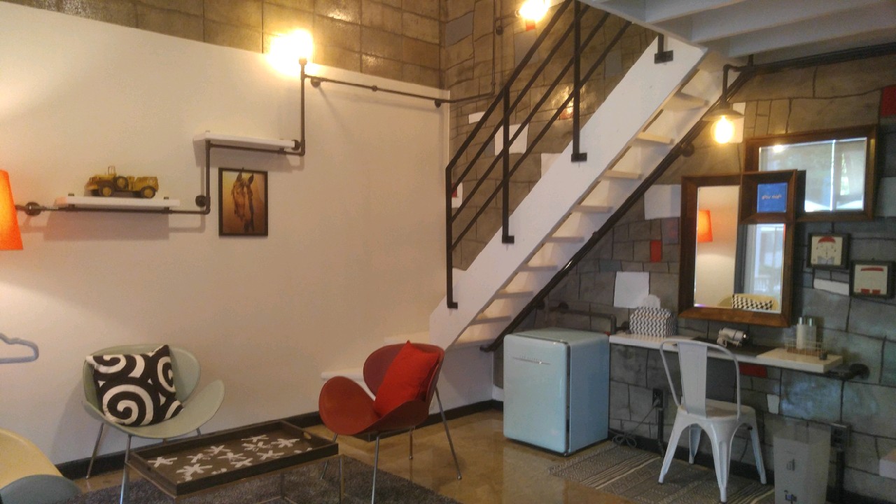 소아르호텔 레드팝 복층객실의 실내 계단과 휴식 공간