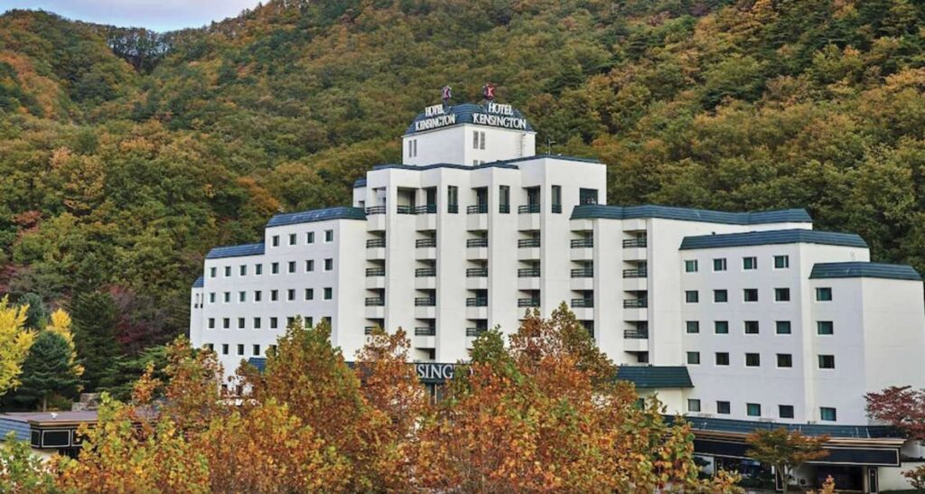 켄싱턴호텔 설악 외관과 단풍 든 산자락