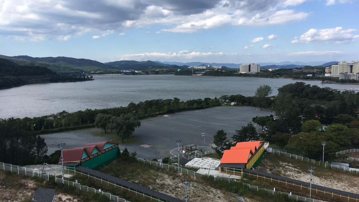 경주 보문호와 주변 산, 보문관광단지의 건물이 보이는 전경
